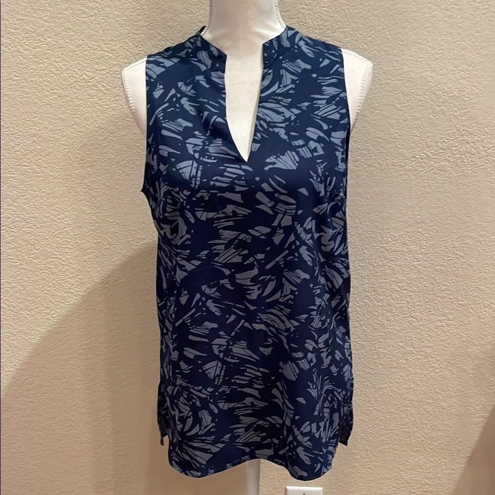 Banana Republic Navy/Grey Patterned Sleeveless Top with back peephole cutout